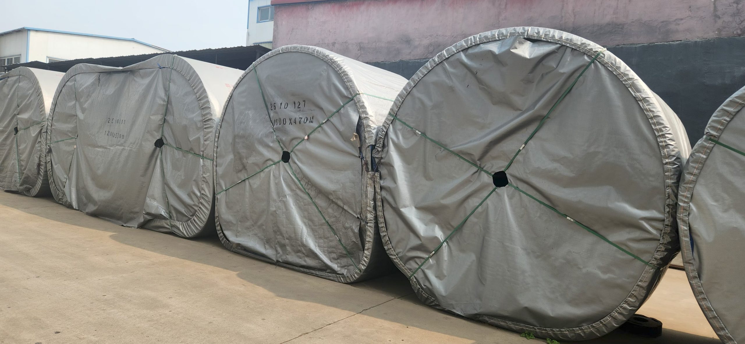 Heavy-duty rubber conveyor belt rolls ready for shipment at Baoding Huaxing factory
