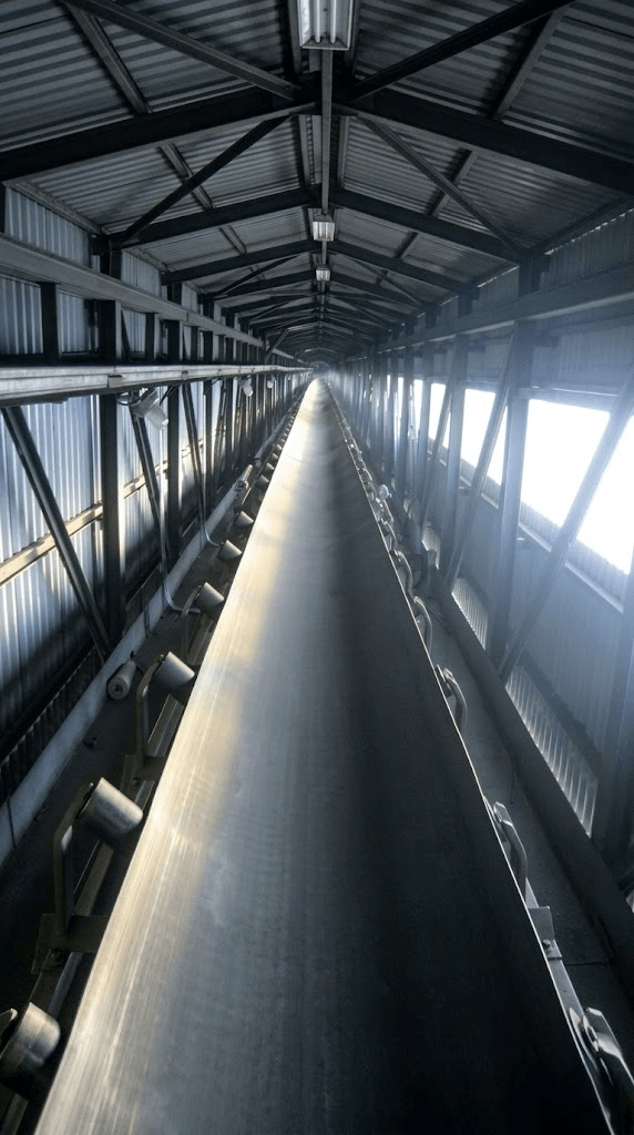 Impact-resistant rubber conveyor belt operating in a heavy-duty mining environment