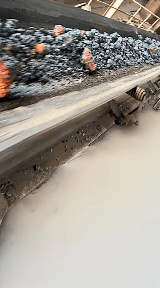 سير ناقل مقاوم للحرارة ينقل كوك ساخن في موقع صناعي